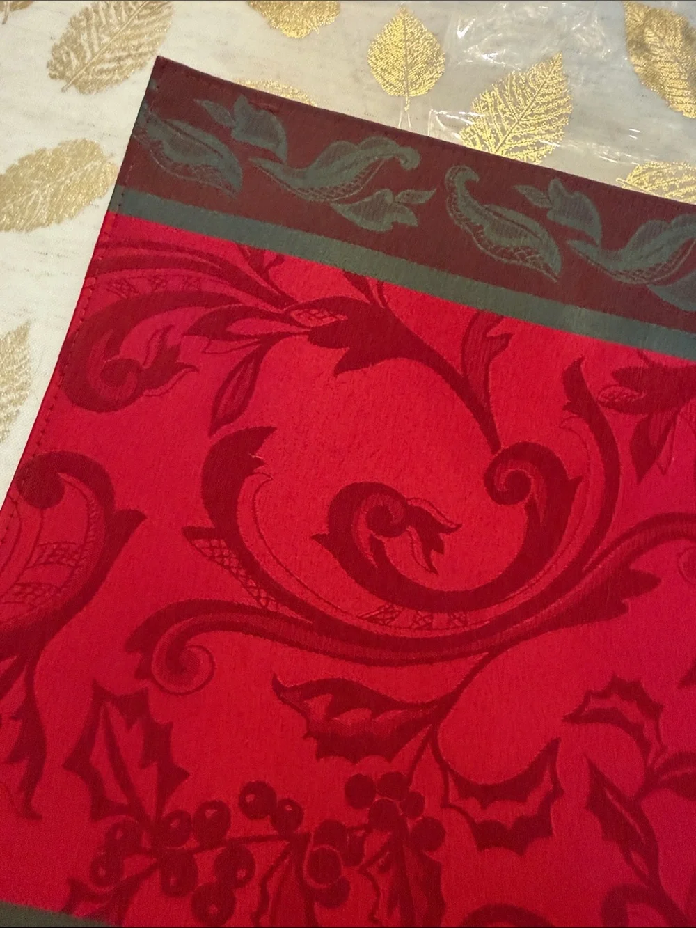 Christmas Holly & Berry set of 6 cloth placemats 19x13 in New